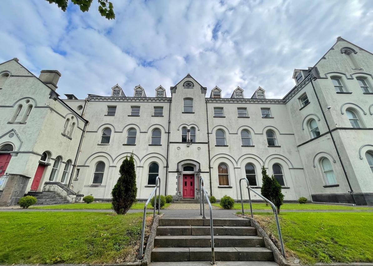 Imagen secundaria 1 - Homenaje a las mujeres que pasaron por las lavanderías de Irlanda, uno de los edificios en que se ubicó y enterramiento de las cenizas de 155 mujeres que habían sido inhumadas sin la debida identificación.