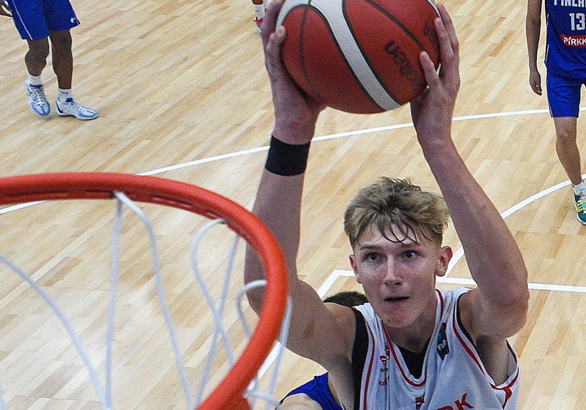 Marcus Moller machaca en un partido con Dinamarca.