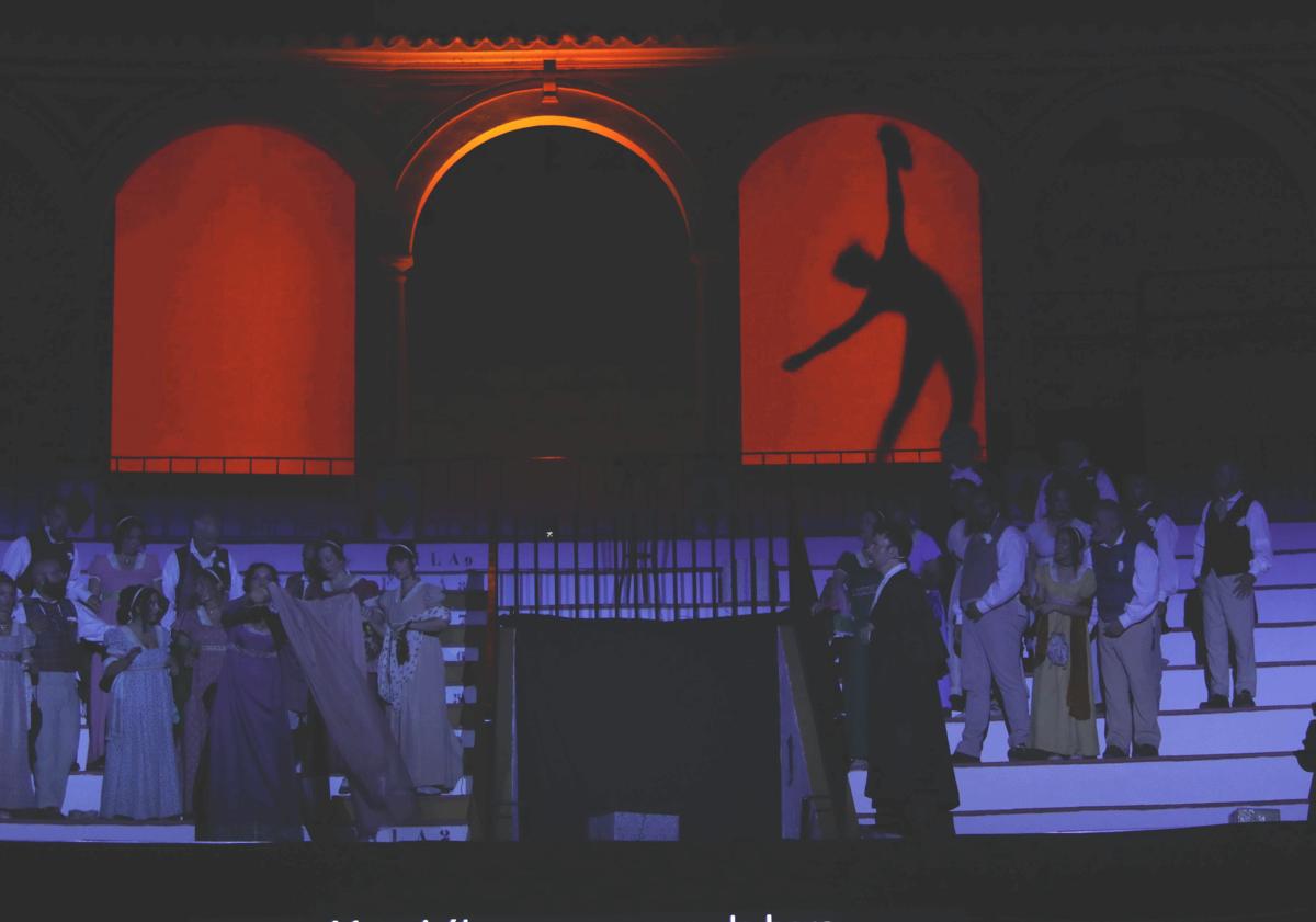 Imagen principal - Una historia de amor en forma de ópera toma la plaza de toros de Antequera