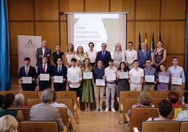 Foto de familia de los premiados, en un acto celebrado en la Escuela Oficial de Idiomas.