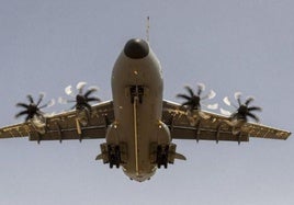El avión militar A400M, ensamblado en Andalucía, en pleno vuelo.