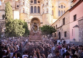Momento de la salida de la Virgen del Carmen de El Perchel desde la Catedral.