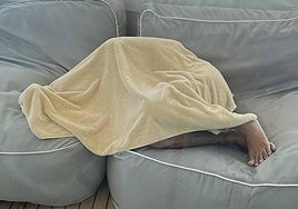 El naufrago, liado en una manta tras el rescate.