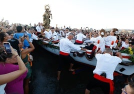 La Virgen del Carmen de Huelin, una vez embarcada en 'La San Andrés'.