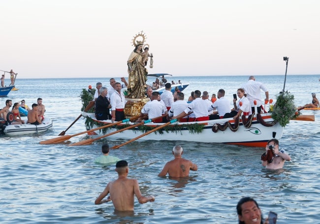 La 'Estrella de los Mares' de Huelin, ya en su embarcación.