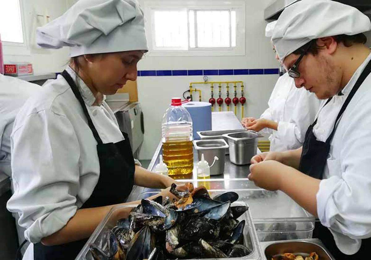 Alumnado en formación en la escuela de hostelería de la Fonda, en Benalmádena.