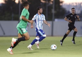 Dani Sánchez conduce el balón durante el Málaga-Antequera de pretemporada.
