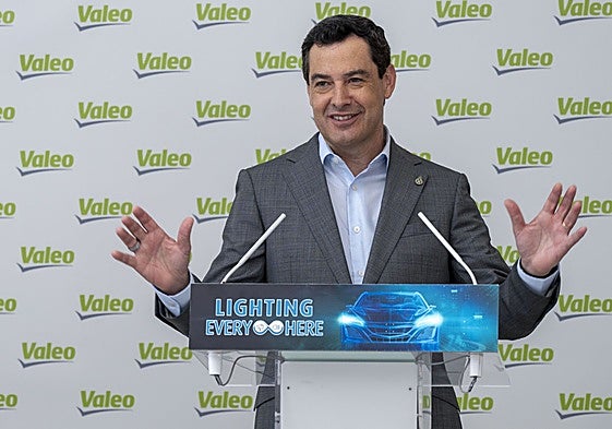 Juanma Moreno, durante su visita al edificio de Valeo en Jaén.