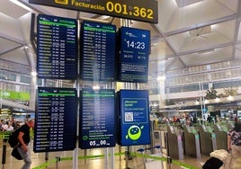 Pantallas del aeropuerto de Málaga con los destinos que conecta la Costa del Sol.