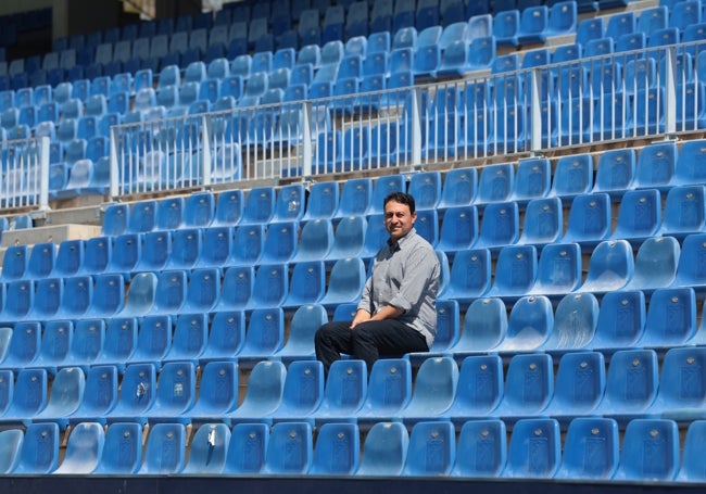 Juan Roldán, sentado en uno de los asientos del Fondo Norte de La Rosaleda.