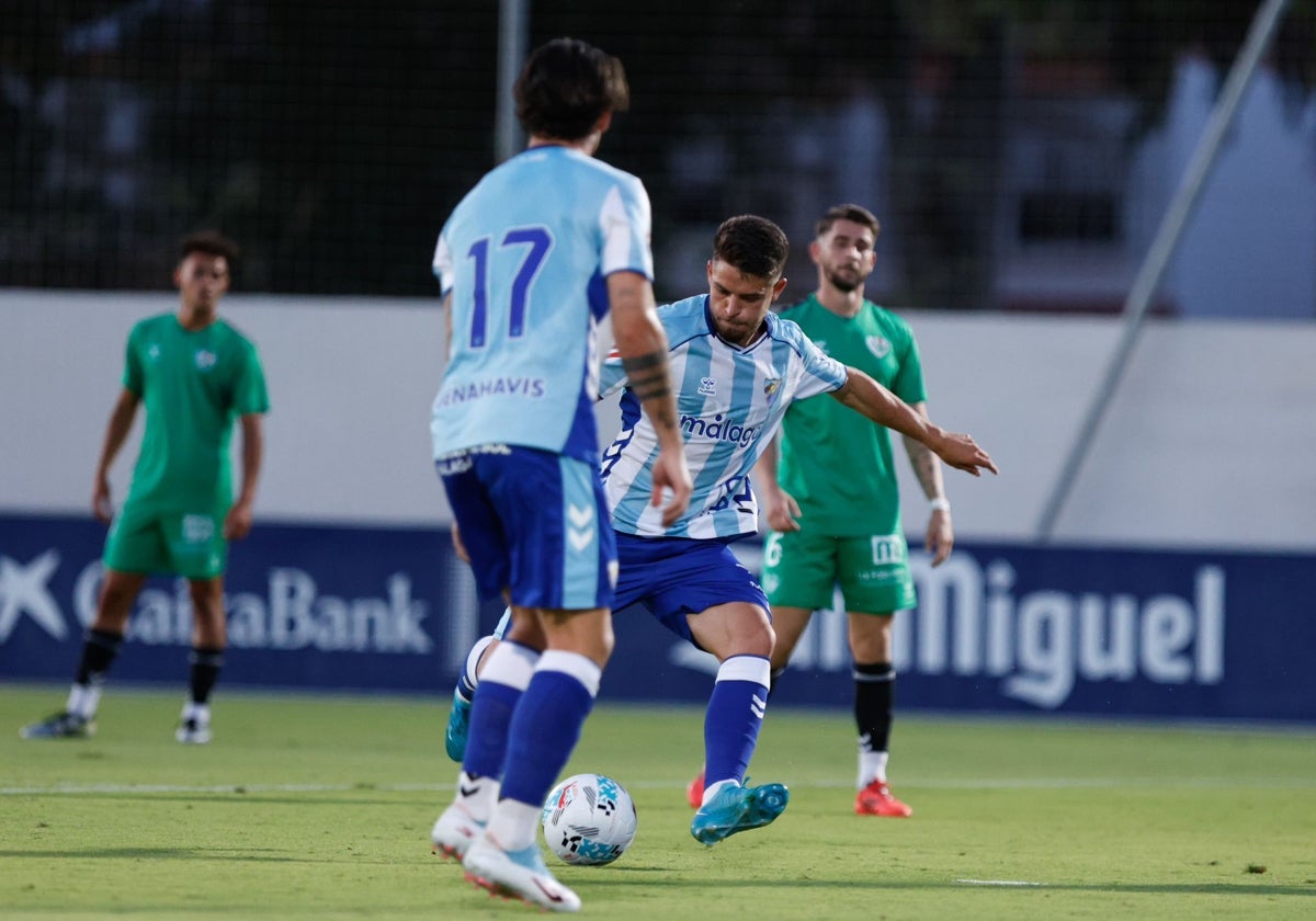 Dani Lorenzo, armando la pierna para hacer el 5-0 ante el Antequera.