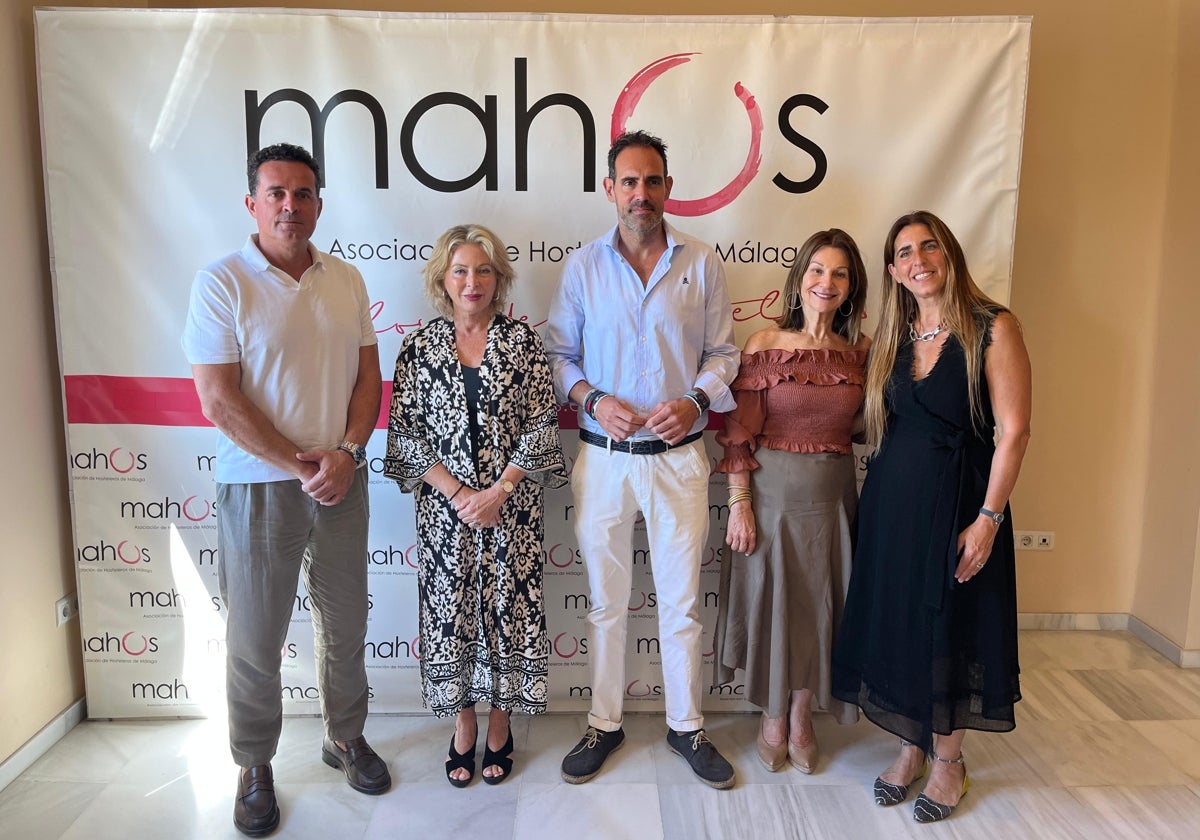 Directivos de Mahos y delegación territorial de Empleo, este lunes tras la reunión de análisis del sector.