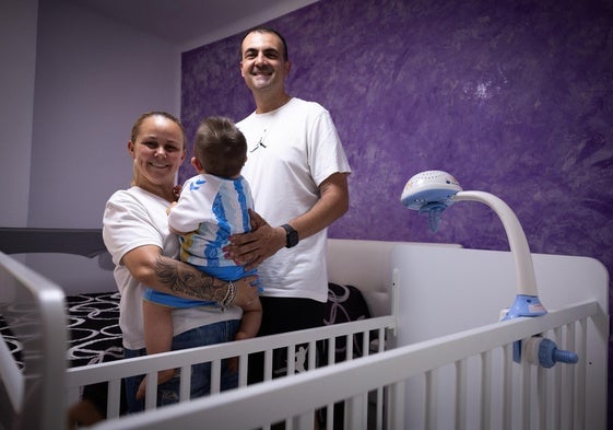 Imagen de Tamara Fernández y Juani Martín, con su hijo Romeo, de solo dos años y medio, en brazos.