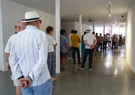 Aficionados esperando su turno en el interior del coso para resguardarse del calor.