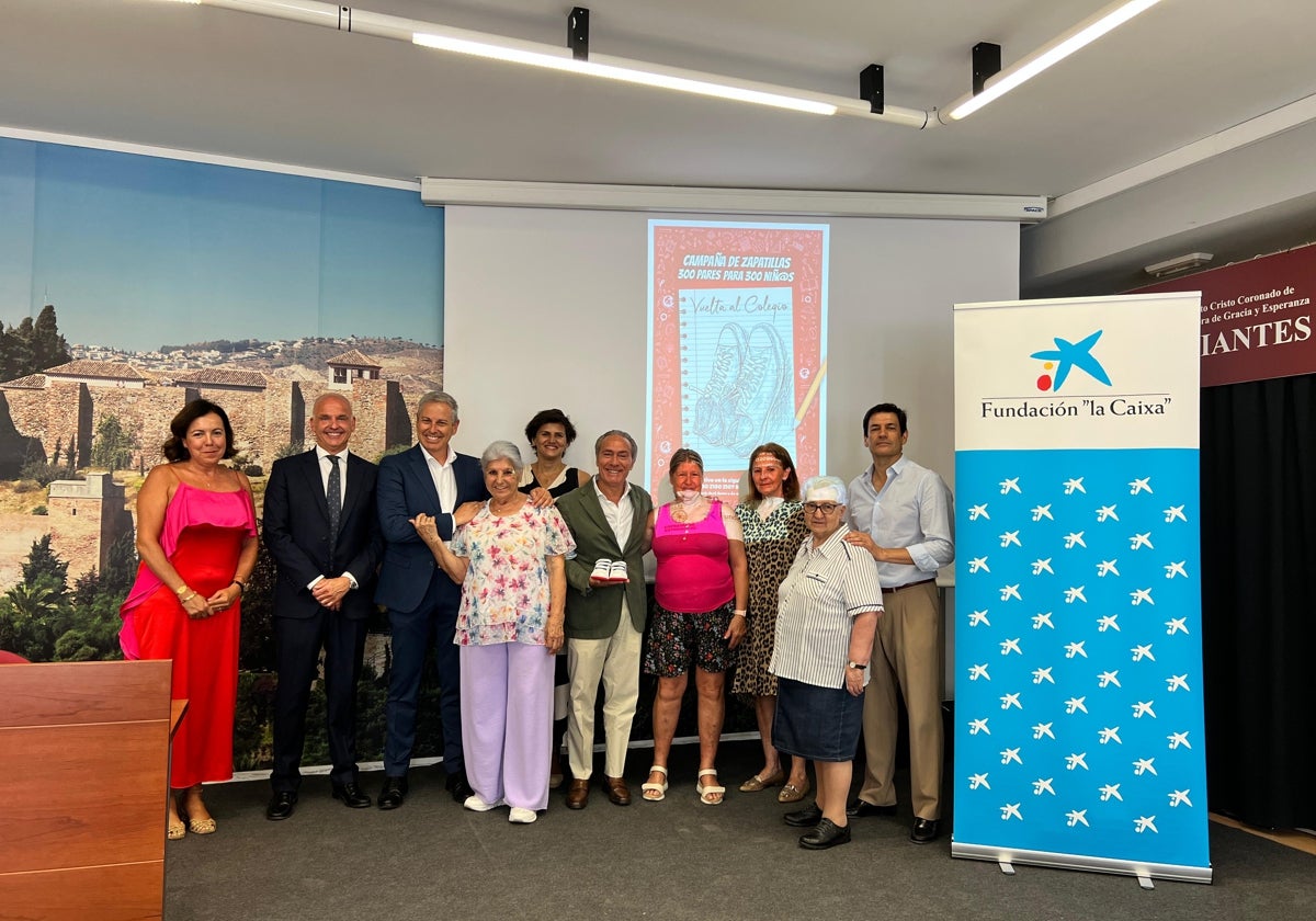 Cofrades y colaboradores durante la presentación de la campaña '300 pares de zapatillas para 300 niños'.
