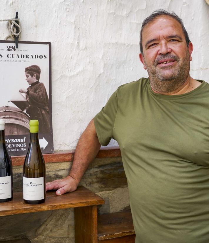 Imagen secundaria 2 - El anfitrión sólo suele trabajar con grupos pequeños. Un grupo de turistas norteamericanos disfrutan del almuerzo. Pepe Verdugo junto a vinos de su propia bodega, 28 Metros Cuadrados