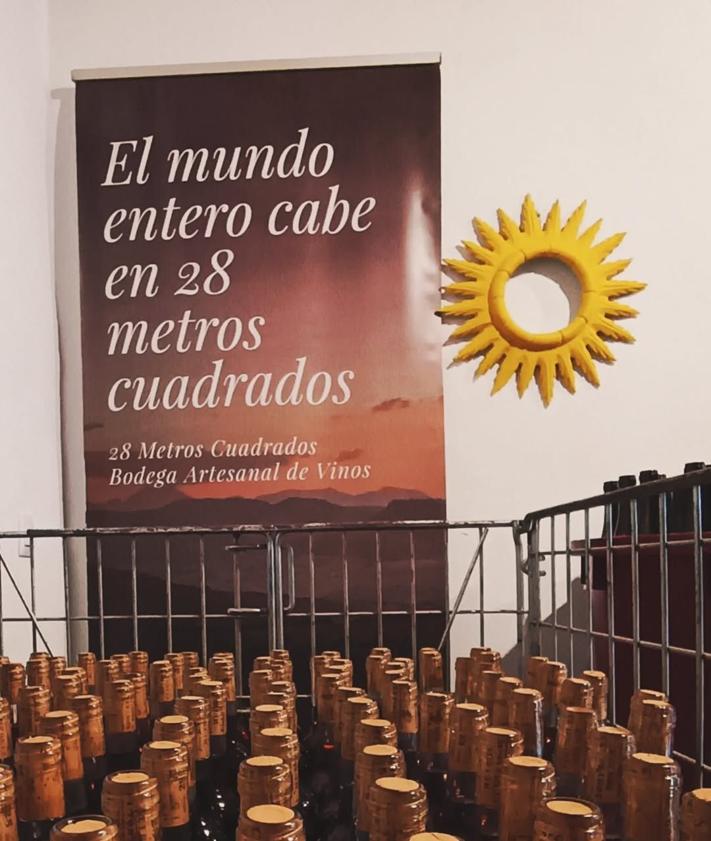 Imagen secundaria 2 - Tomates de huertas cercanas. Vista panorámica de Benalauría. Vinos de la bodega.