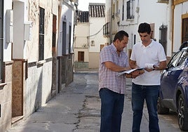 El alcalde y el técnico municipal revisan los planos del proyecto de renovación urbana.