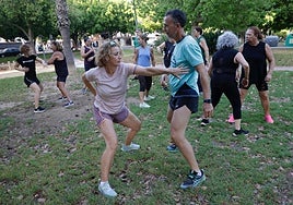 Los alumnos de una clase del Centro de Bienestar Clara Santiago practican deporte en el Parque de la Virgen de las Cañas de Puerto de la Torre.