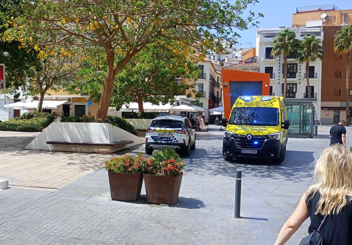 Vehiculos policiales y de emergencia en la entrada del aparcamiento.
