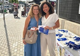 Entrega de material por parte de la concejala.