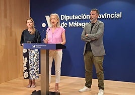 Caracuel, en el centro, junto a los diputados populares Mari Carmen Martínez y Luis Rodríguez.