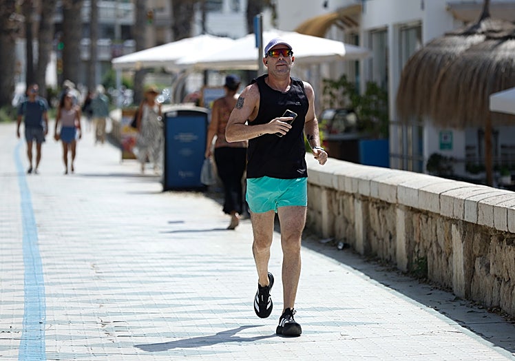 Un hombre corre en el Paseo Marítimo Ciudad de Melilla.