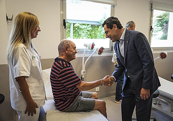 El presidente de la Junta insiste en advertir de que ambas circunstancias tensionan al Sistema Andaluz de Salud y hay que tenerlas en cuenta.