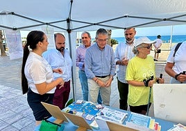 Visita del alcalde y responsables municipales y de la Diputación a una anterior edición de la campaña.