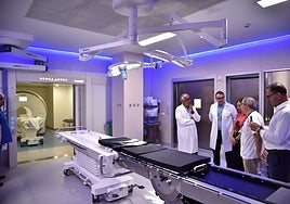 La delegada del Gobierno andaluz en Málaga, Patricia Navarro, ha visitado el quirófano.