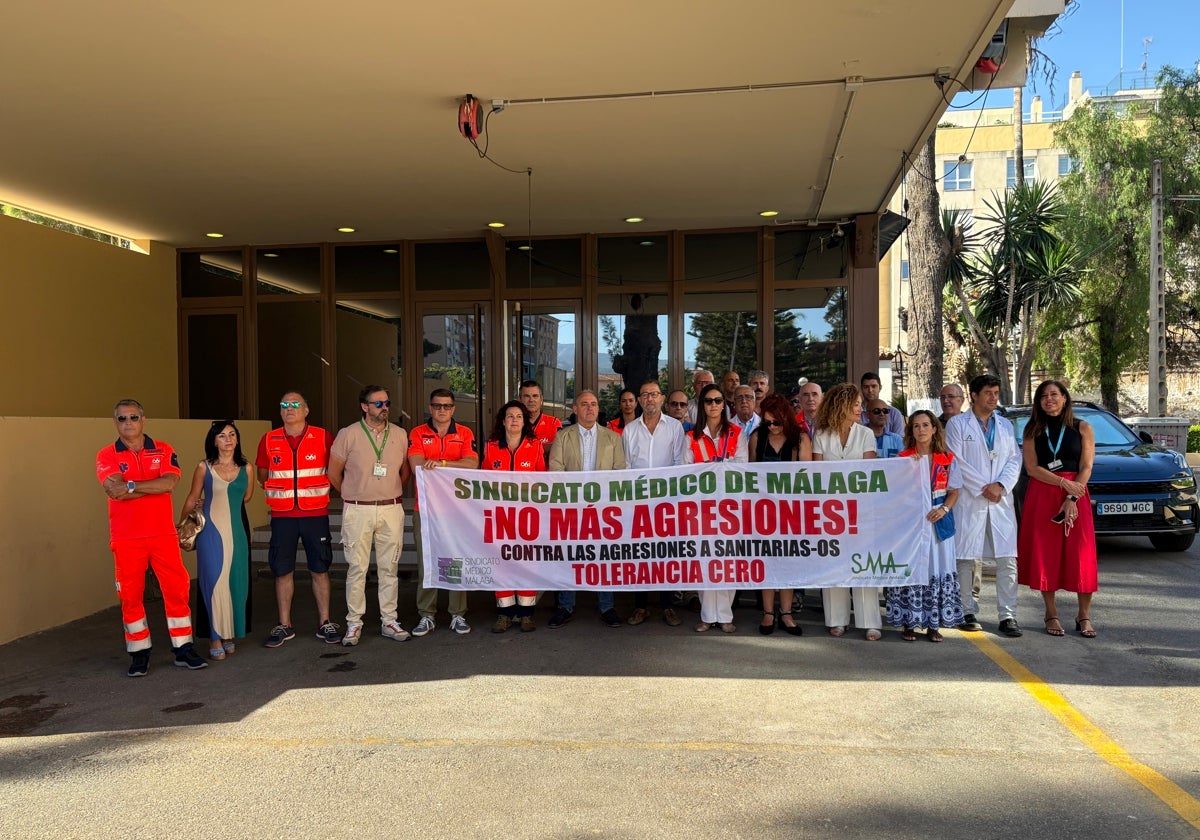 El Sindicato Médico de Málaga (SMM) se ha concentrado hoy en el Hospital Civil para denunciar esta agresión.