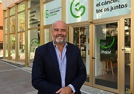 El presidente de la AECC de Marbella, Santiago Gómez-Villares, en la entrada de la sede de la asociación.