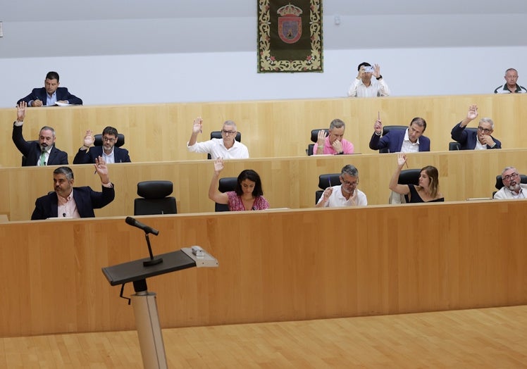 Josele González, abajo a la izquierda, durante el pleno.