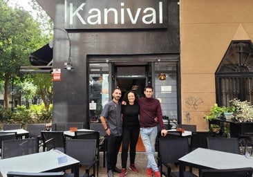 El equipo de Kanibal, delante del local.