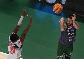 Tillie lanza un triple en el partido contra el Granada.