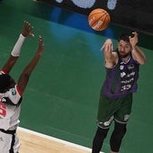 Tillie lanza un triple en el partido contra el Granada.
