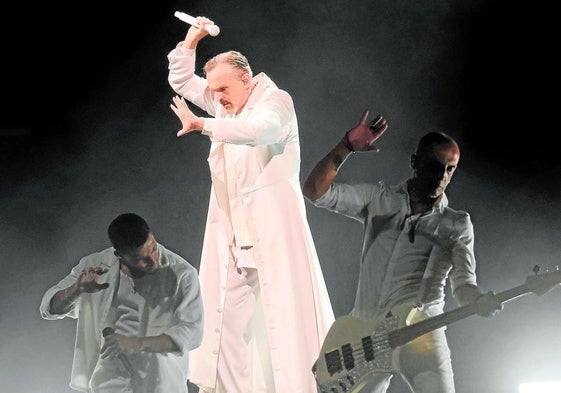 Miguel Bosé, durante su actuación anoche sobre el escenario de Starlite.