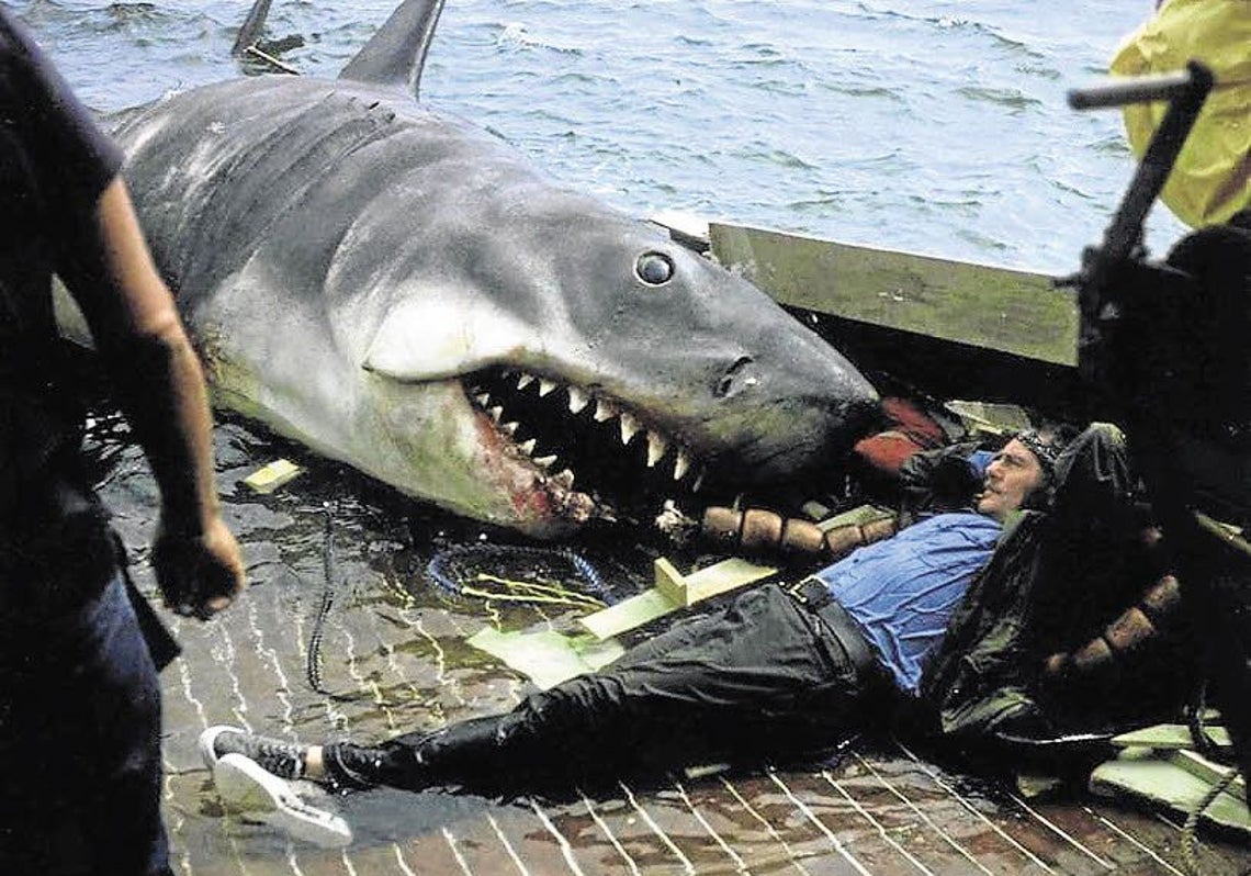 La escena del abordaje del tiburón blanco al barco de los protagonistas es biologícamente imposible, según los expertos.