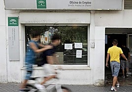 El paro baja en Andalucía en 50.600 personas y se crean 70.600 empleos