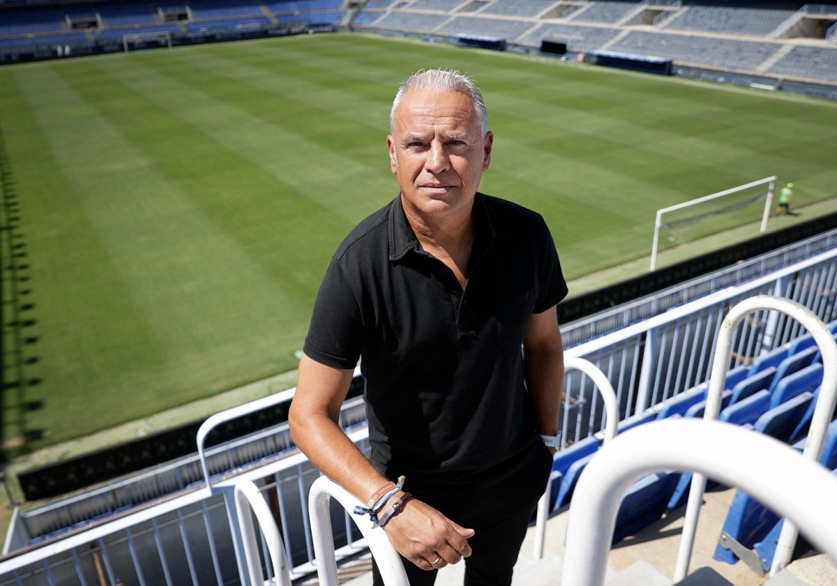 Sergio Pellicer posa par SUR en La Rosaleda.