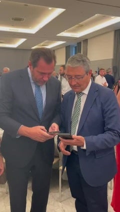 El ministro Óscar Puente le da el teléfono al presidente de la Diputación de Málaga, Francis Salado, para que tenga hilo directo con él