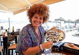 Encarni Navarro, en el Chiringuito María, tras la entrevista con SUR.