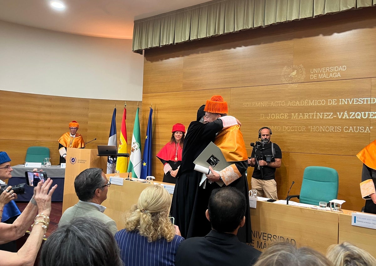 Imagen secundaria 1 - Momentos de la investidura como doctor honoris causa a Jorge Martínez-Vázquez.