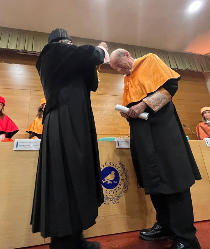 Imagen secundaria 2 - Momentos de la investidura como doctor honoris causa a Jorge Martínez-Vázquez.