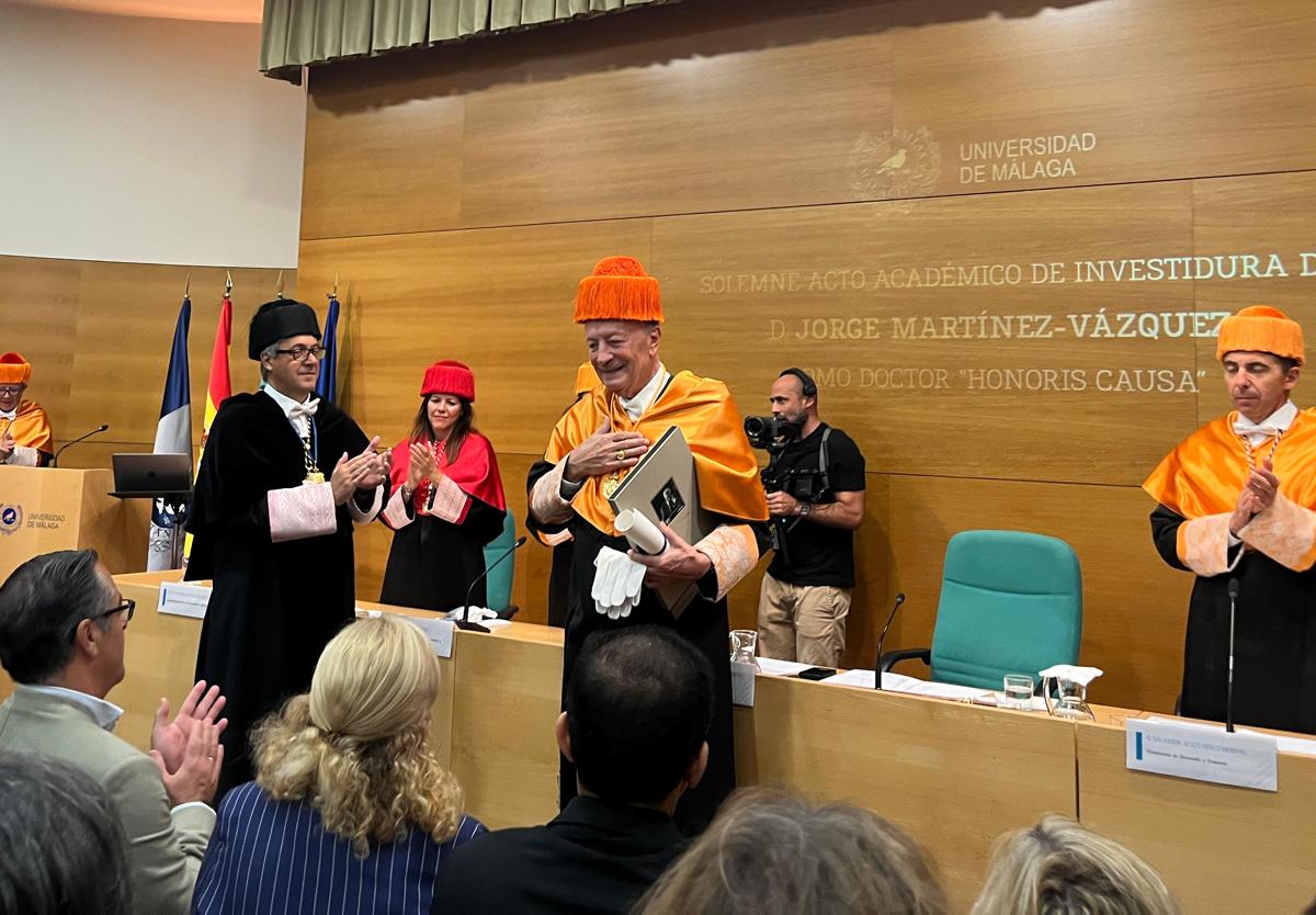 Jorge Martínez-Vázquez recibe el aplauso del salón de actos del Rectorado de la UMA tras ser distinguido como doctor honoris causa.
