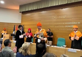 Jorge Martínez-Vázquez recibe el aplauso del salón de actos del Rectorado de la UMA tras ser distinguido como doctor honoris causa.