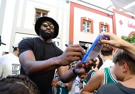 Jaylen Brown firma la portada de un videojuego en el que aparece.