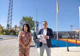 Los concejales de Cultura y Hacienda, a las puertas de la Comisaría de la Policía Nacional.