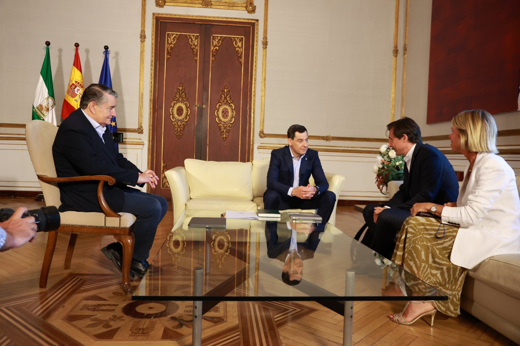 El presidente de la Junta, Juanma Moreno, en la reunión de ayer con el presidente de Microsoft España, Francisco Salcedo.