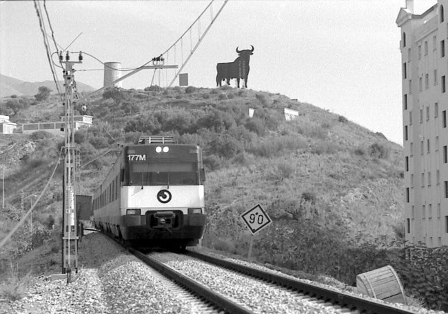 Tren de Cercanías pasando por una Costa del Sol todavía apenas urbanizada.